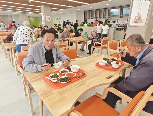 “惠老助餐、移動(dòng)送餐、社區(qū)客廳”構(gòu)筑幸福鎮(zhèn)街 東港也有國(guó)企“助餐中心”啦
